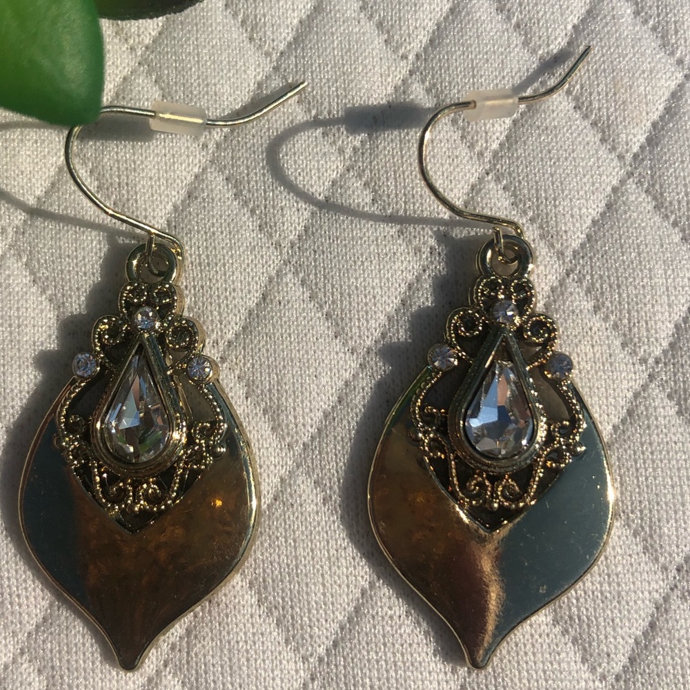 Beautiful vintage feel fun lightweight earrings ✨